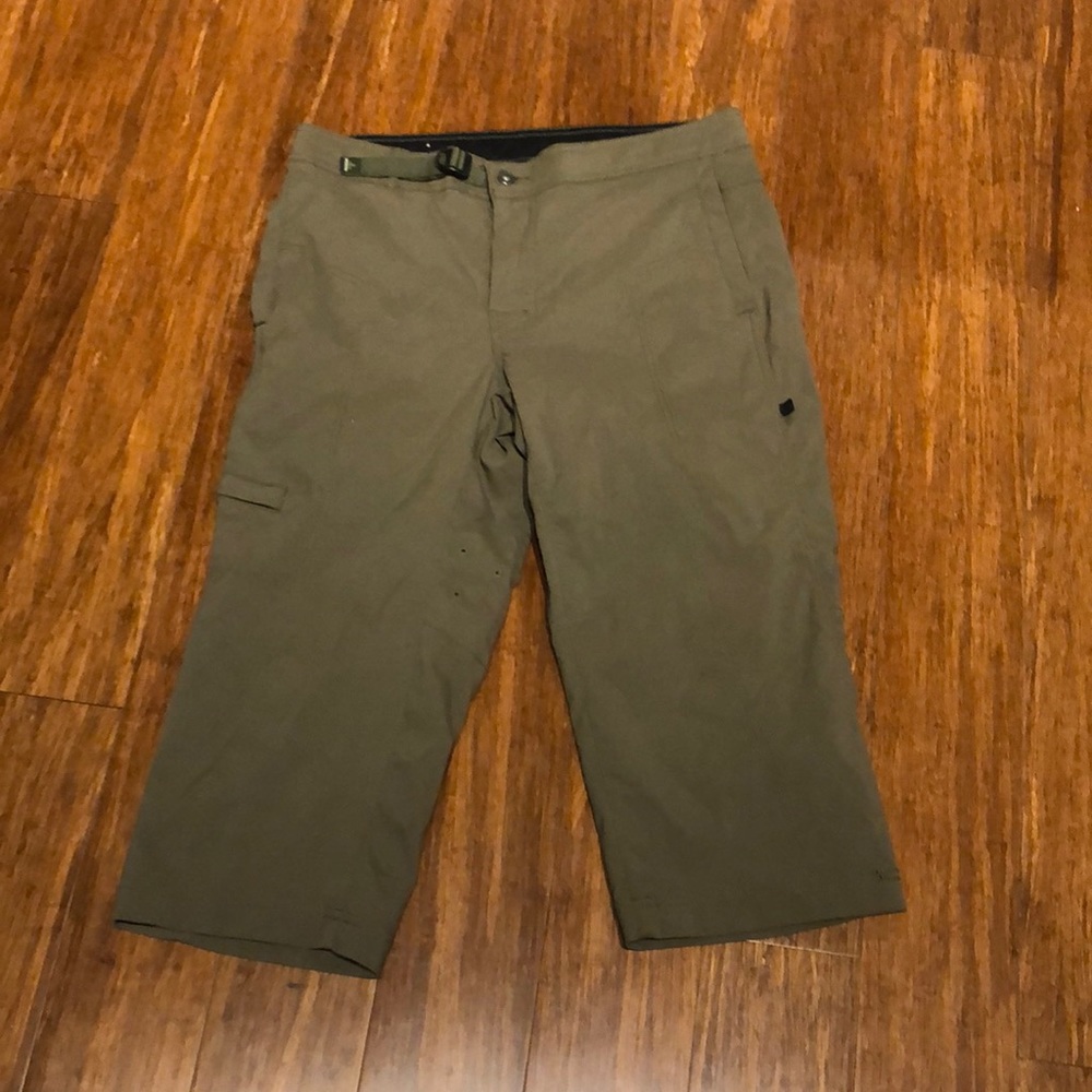 Prana 3/4 Nemesis Knicker pants in Olive Green SZ. M
